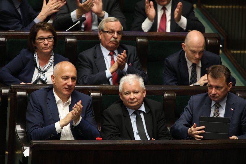 Jarosław Kaczyński systematycznie przejmuje Trybunał Konstytucyjny.