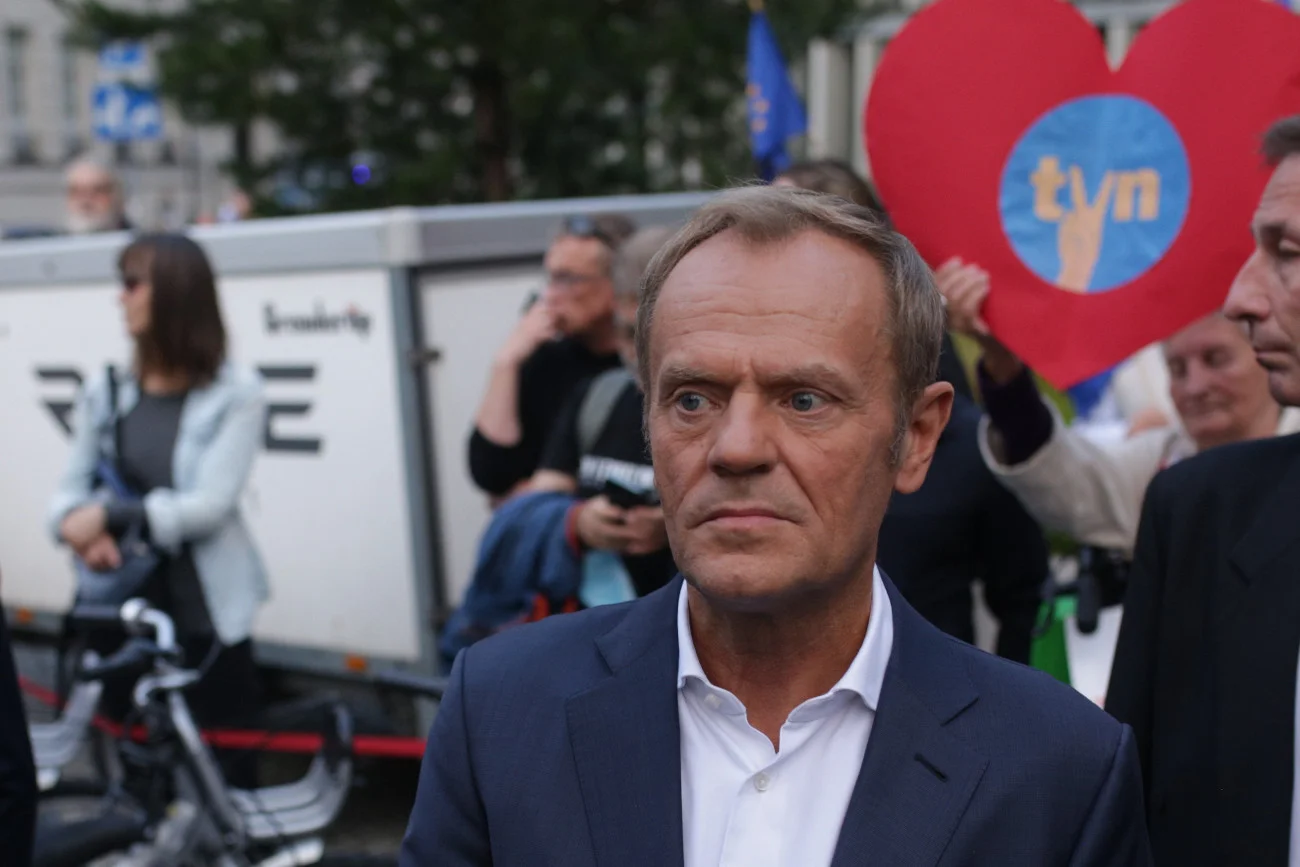 Podczas manifestacji w obronie TVN i niezależności mediów głos zabrał lider PO Donald Tusk.