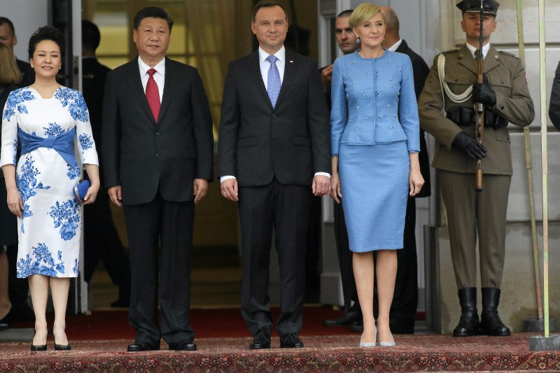 Prezydent Chin wraz z małżonką podczas powitania w Warszawie.