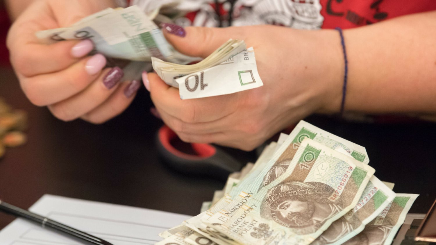 Zmienia się najniższa krajowa. Tyle od stycznia Polacy dostaną na rękę Jaka najniższa krajowa w 2025? Zmiany dla kilku milionów Polaków
