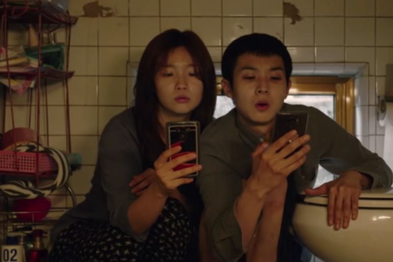 Kadr z filmu "Parasite" nagrodzonego Złotą Palmą w Cannes.