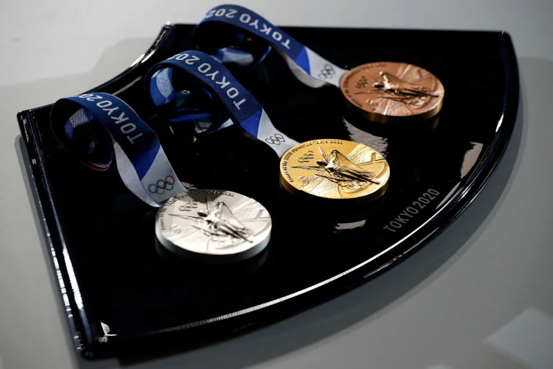 Tak prezentuje się komplet medali olimpijskich na igrzyska Tokio 2020