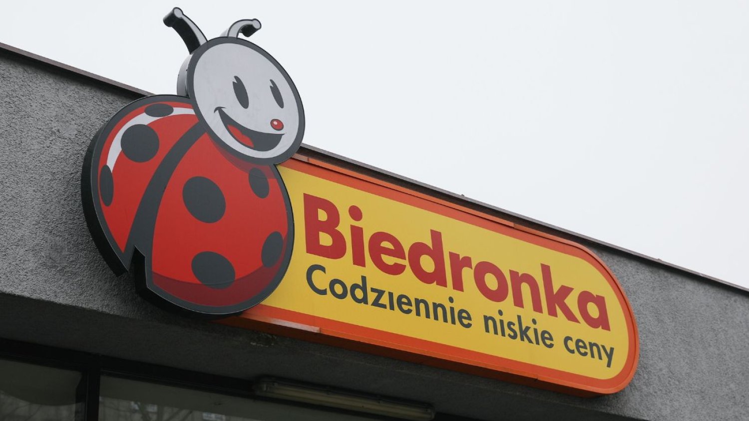 Biedronka z zarzutami. Właściciel sieci podejrzany o udział w zmowie. UOKiK postawił zarzuty właścicielowi Biedronki. Chodzi o udział w zmowie.