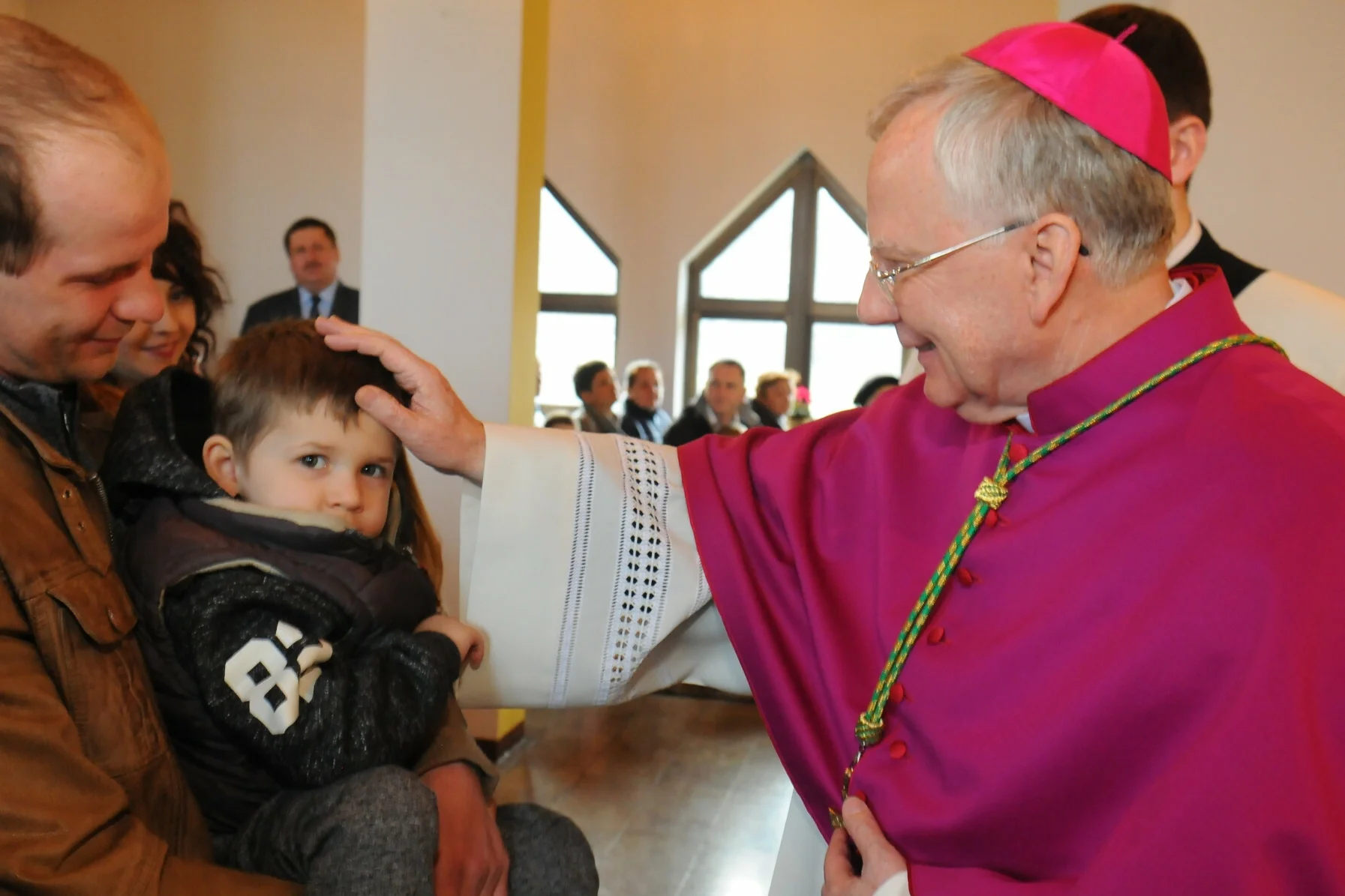 Abp Marek Jędraszewski w połowie grudnia podpisał specjalny dekret, w którym określono zbiór reguł jak duchowni mają się kontaktować z dziećmi.