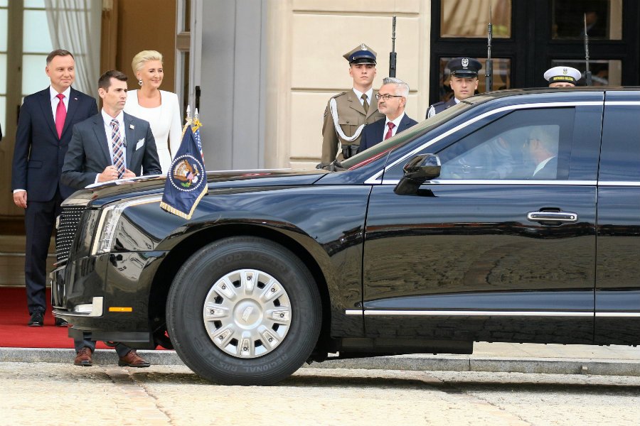 Prezydent Andrzej Duda podczas powitania wiceprezydenta USA Mike'a Pence'a.