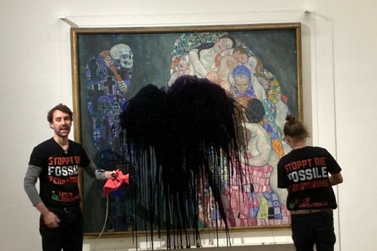 Aktywiści z Last Generation Austria oblali obraz Gustava Klimta "Śmierć i życie".