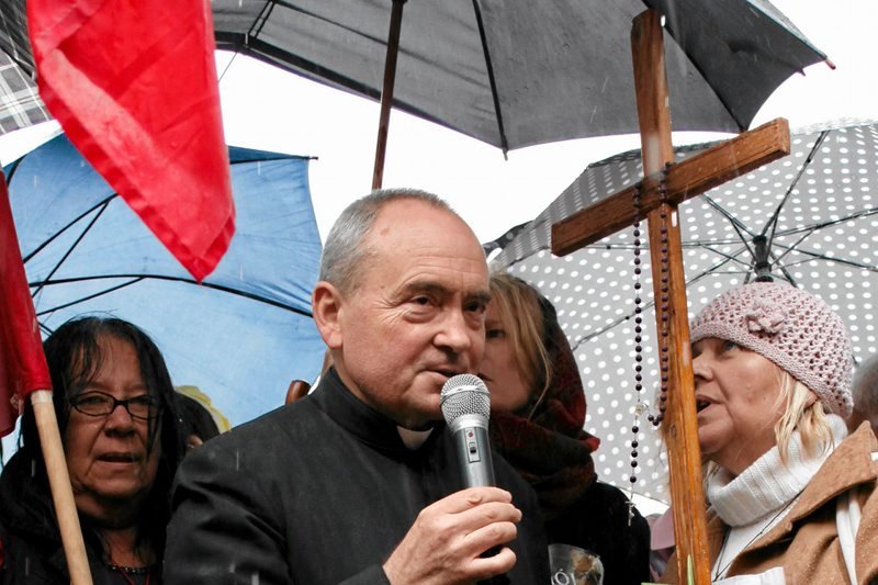 Ksiądz Stanisław Małkowski znany jest z kontrowersyjnych wypowiedzi (na zdjęciu z obrońcami krzyża w 2010 roku)