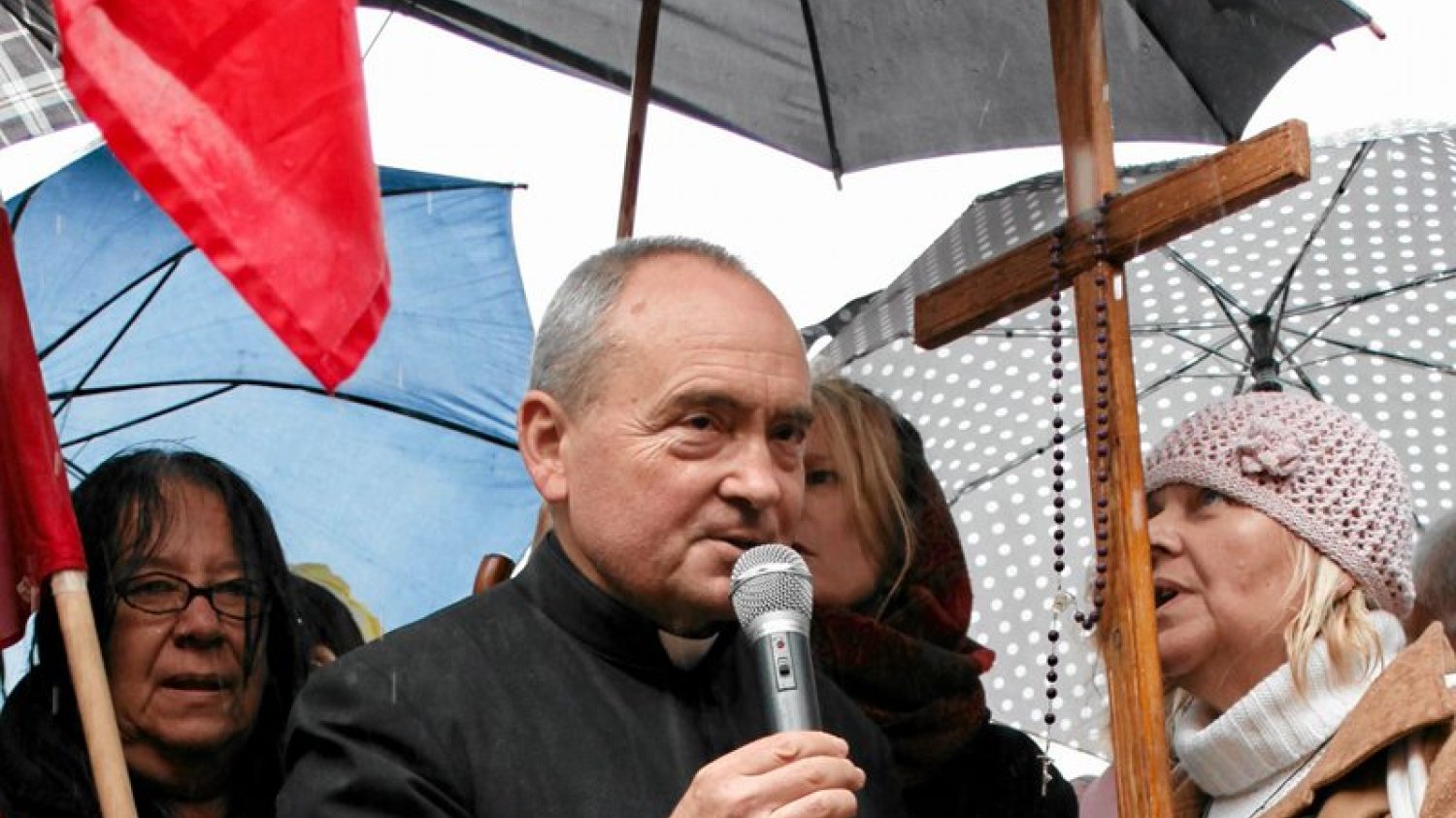 Ksiądz Stanisław Małkowski znany jest z kontrowersyjnych wypowiedzi (na zdjęciu z obrońcami krzyża w 2010 roku)