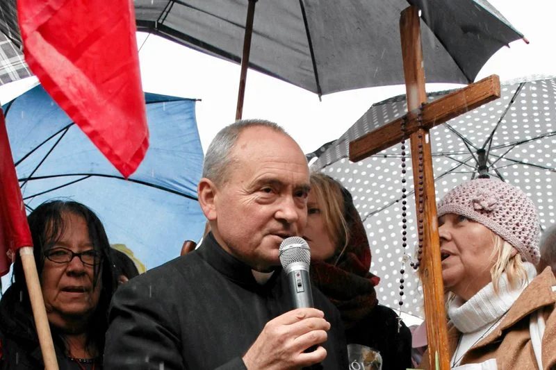 Ksiądz Stanisław Małkowski znany jest z kontrowersyjnych wypowiedzi (na zdjęciu z obrońcami krzyża w 2010 roku)