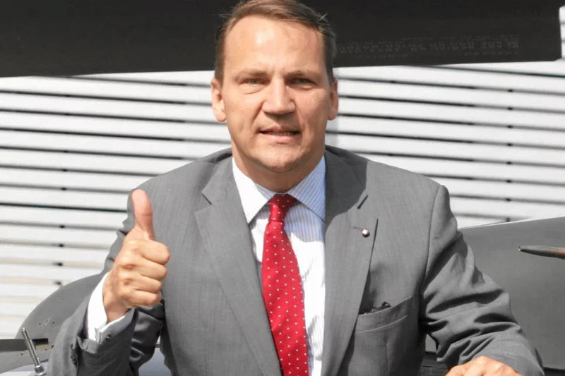 To nie żart. Radosław Sikorski popiera  te deklaracje polityków Pis. Nawet nie jest zły, że chcą zrealizować jego postulat.