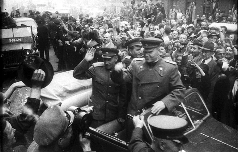 Marszałek Iwan Koniew witany na ulicach Pragi w 1945 roku.