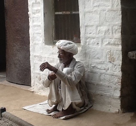 Starzec w wiosce plemienia Bishnoi, Radżastan, Indie