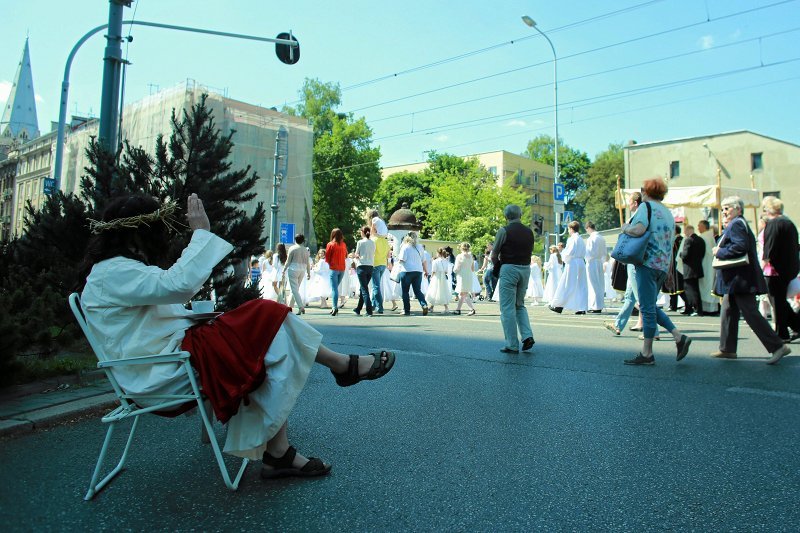 Nie wszystkim podoba się uroczysta oprawa święta Bożego Ciała. W szatach Chrystusa, Paweł Hajncel. Ten łódzki artysta jednych oburza, innych zmusza do zastanowienia.