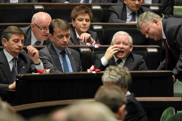 Redaktorzy naczelni wydawnictw, rozgłośni  radiowych i stacji telewizyjnych walczą o wolność  słowa i swobodę pracy dziennikarzy.