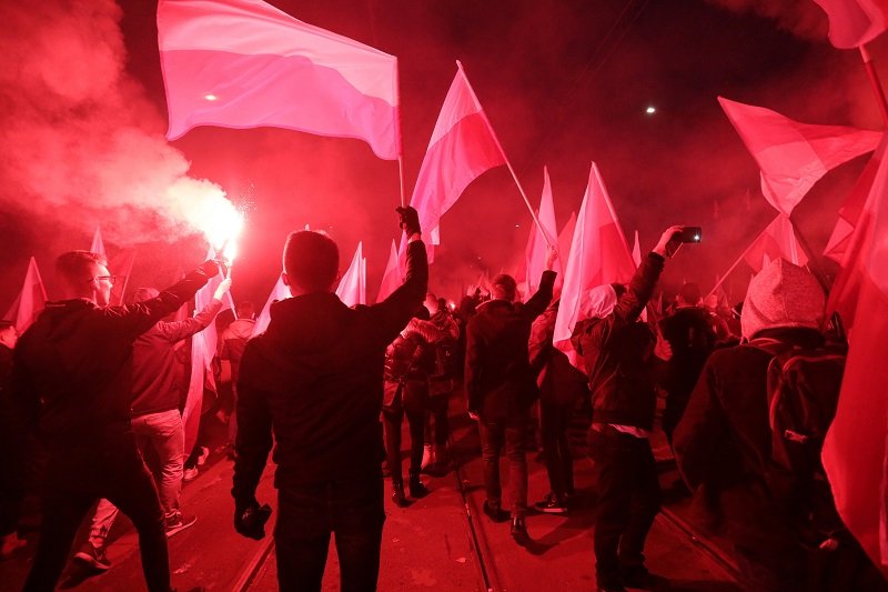 Policja zatrzymała kilkanaście osób, które na Marsz Niepodległości jechały m.in. z maczetami i nożami.