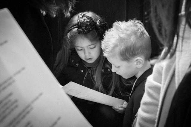 Dzieci dostały od księdza oryginalne ulotki.