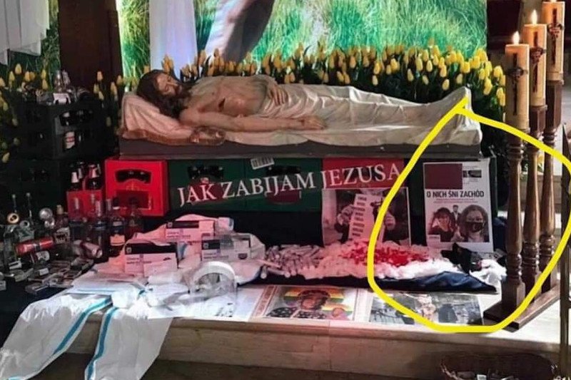 W kościele katolickim w Łapach Grób Pański ozdobiono m.in. okładką prawicowego tygodnika "Do Rzeczy". W kościele katolickim w Łapach Grób Pański ozdobiono m.in. okładką prawicowego tygodnika "Do Rzeczy".