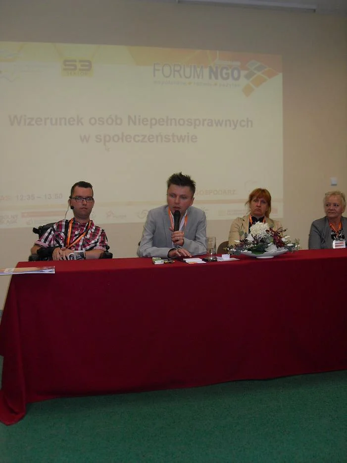 autor tekstu na Kongresie Regionów w Świdnicy, podczas panelu na temat "Wizerunku Osoby Niepełnosprawnej w społeczeństwie"