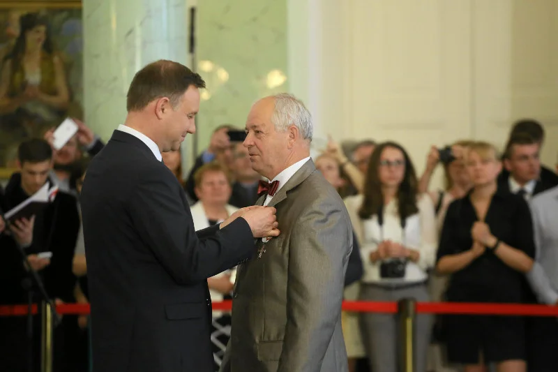 Oczywiście ordery wiele osób przyjmuje.