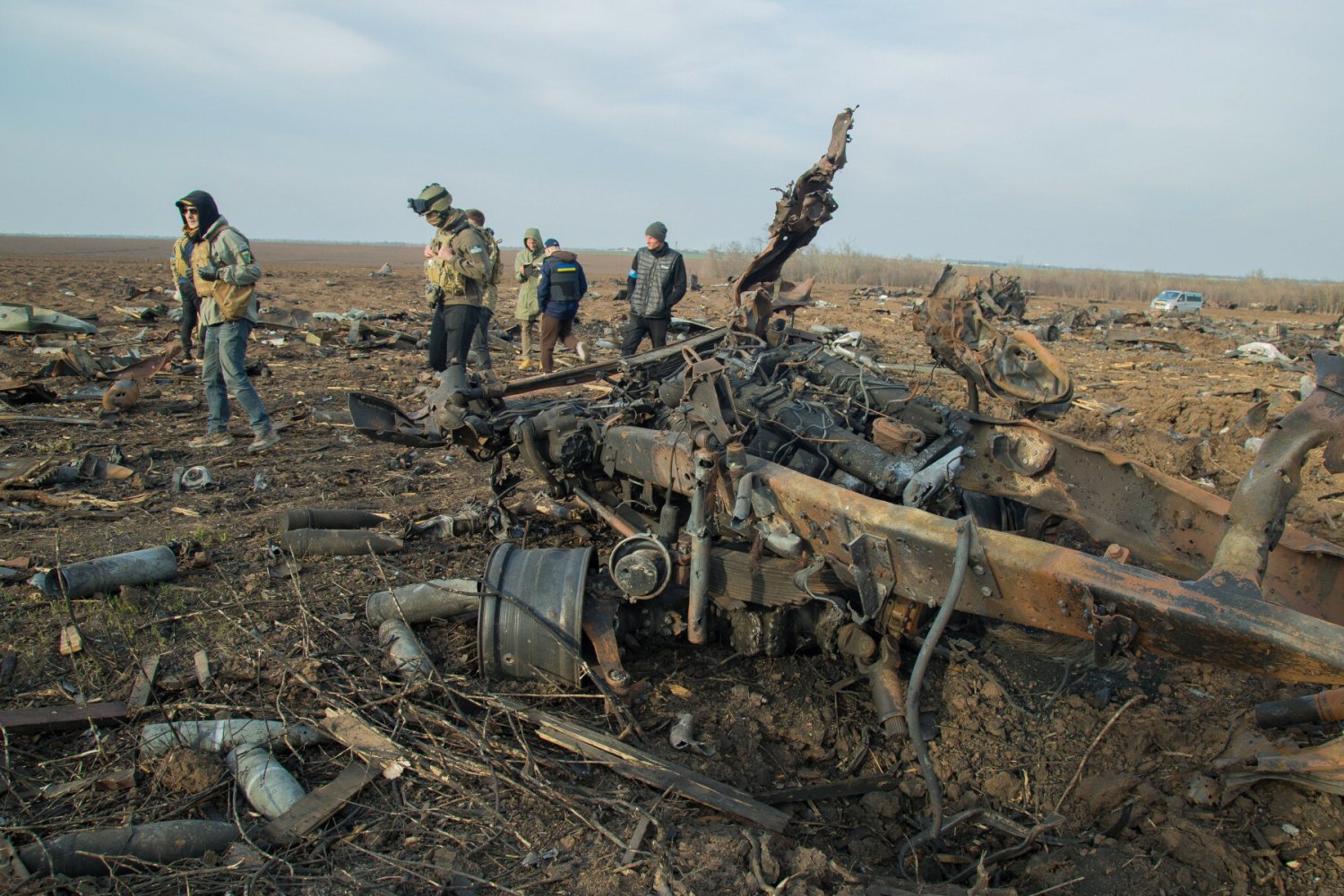 Rosjanie mają składować ciała poległych w stosach na dworze.