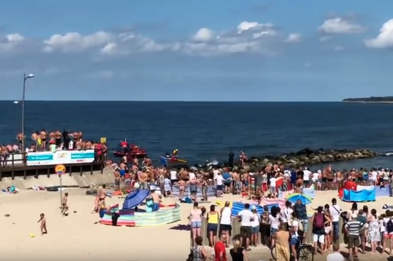 Wyławianie ciała chłopca wydało się atrakcją turystyczną.