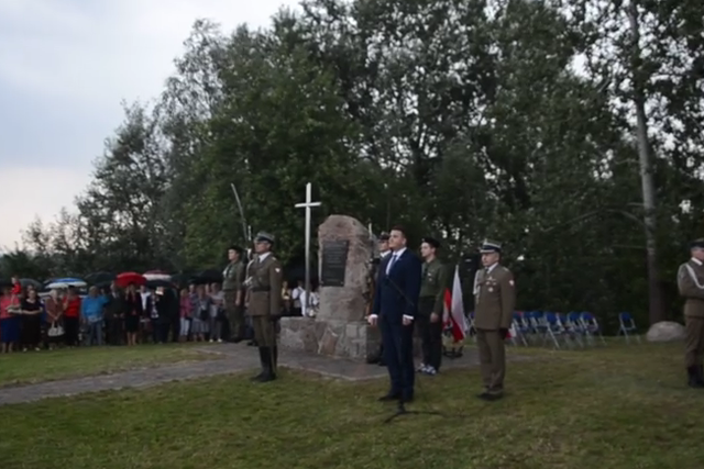 Bartłomiej Misiewicz w nieokreślonej miejscowości przyjęty jak zwierzchnik MON.