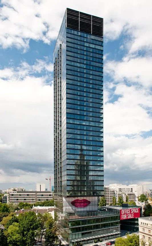 Cosmopolitan w trzy lata wyrósł w centrum Warszawy. To jeden z zaledwie kilku wieżowców, który kryje w środku luksusowe apartamenty.