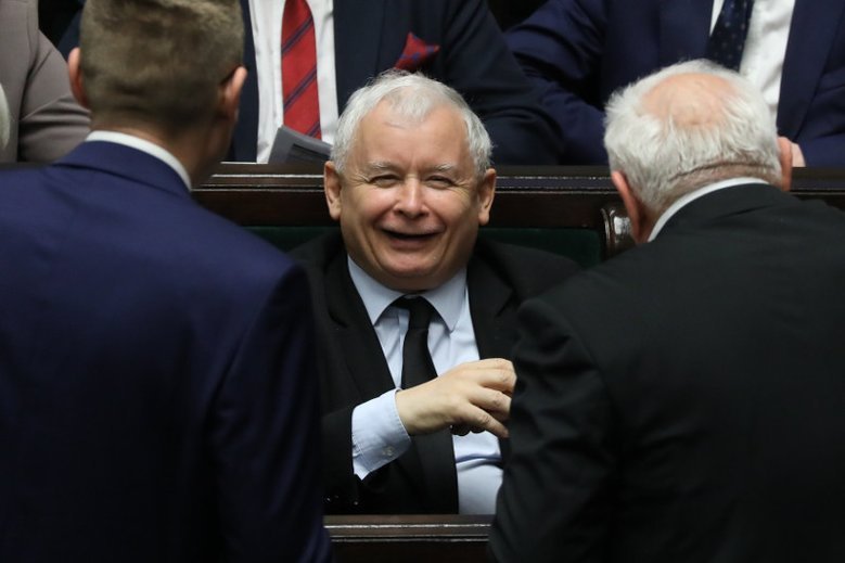Według najnowszego sondażu przeprowadzonego przez pracownię Estymator dla portalu DoRzeczy.pl, PiS może liczyć na 243 mandaty. Taki wynik pozwoliłby partii Jarosława Kaczyńskiego na samodzielną większość w Sejmie.