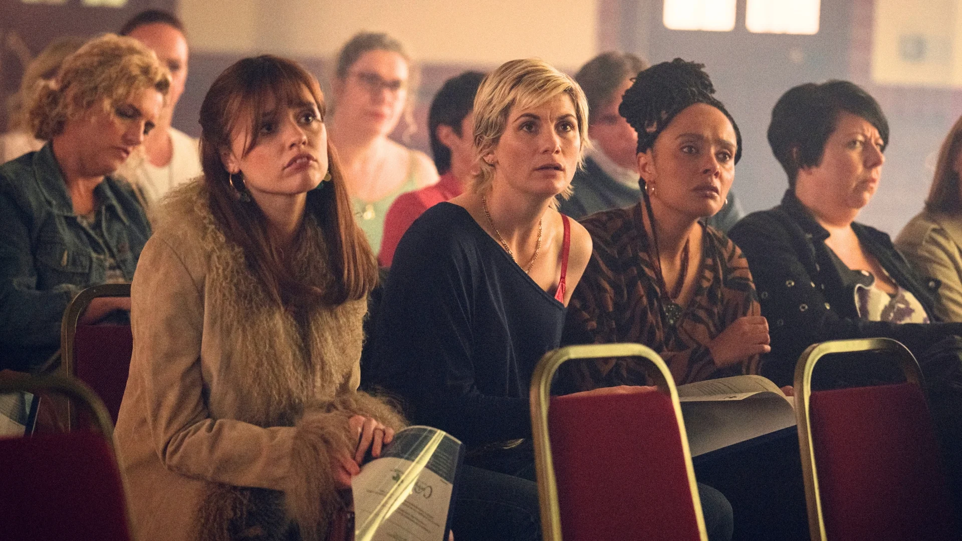 Aimee Lou Wood, Jodie Whittaker i Karla Crome w serialu "Toksyczne miasto"