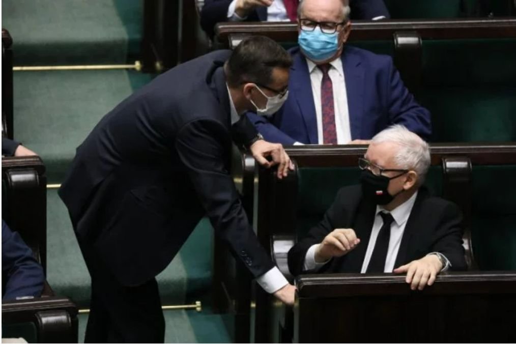 Według ustaleń "Gazety Wyborczej" Jarosław Kaczyński próbuje złamać opór "ziobrystów" wobec Funduszu Odbudowy, rozmawiając z posłami pojedynczo.