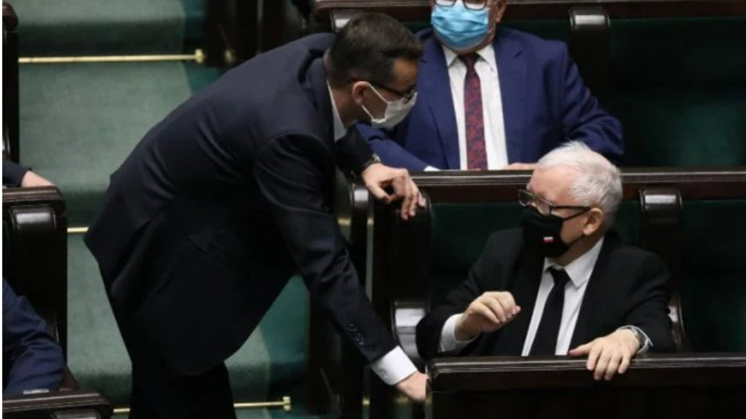 Według ustaleń "Gazety Wyborczej" Jarosław Kaczyński próbuje złamać opór "ziobrystów" wobec Funduszu Odbudowy, rozmawiając z posłami pojedynczo.