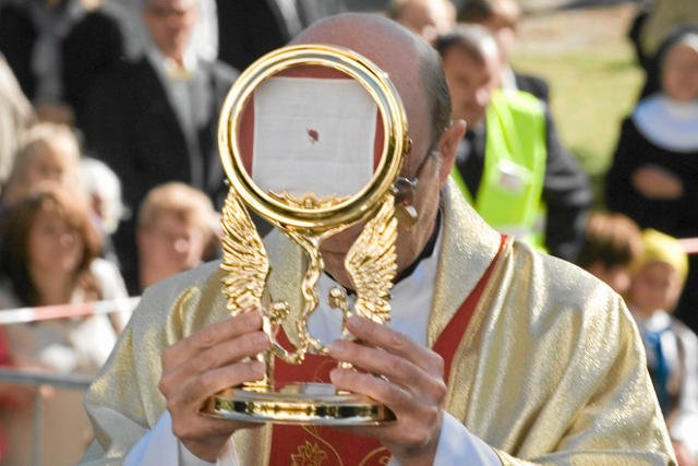 Przeniesienie "cudownej hostii", która ma zawierać tkankę mięśnia sercowego, do kaplicy w Sokółce.