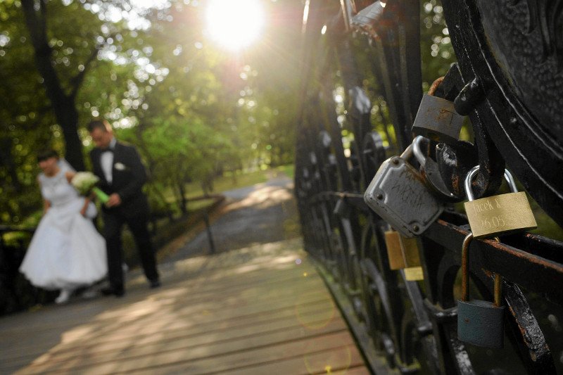 Tylko 3,6 proc. związków to konkubinaty, choć na młode małżeństwa patrzy się jak na kosmitów