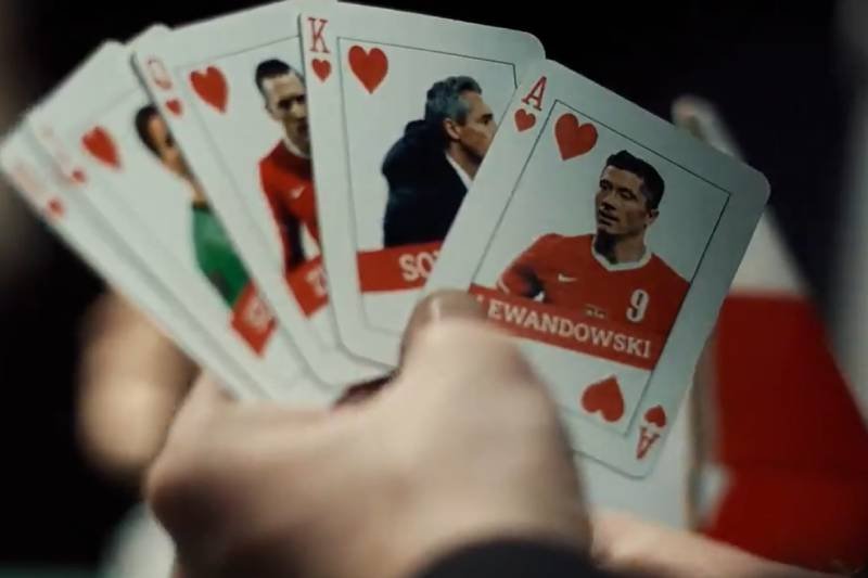 W spocie TVP wykorzystano motyw pokerowy.