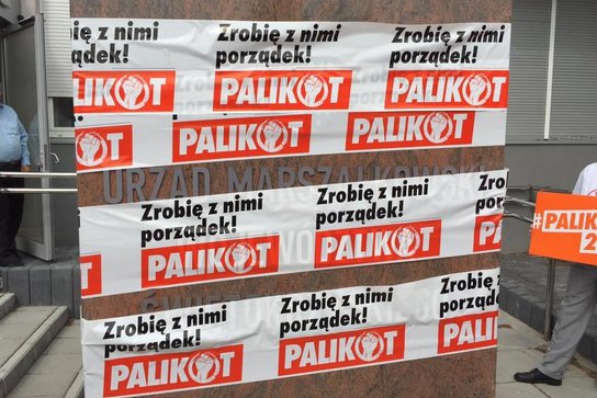 Kandydat na prezydenta Janusz Palikot w ramach akcji "Zrobimy z tym porządek" udał się przed Urząd Województwa zarządzanego przez Adama Jarubasa.