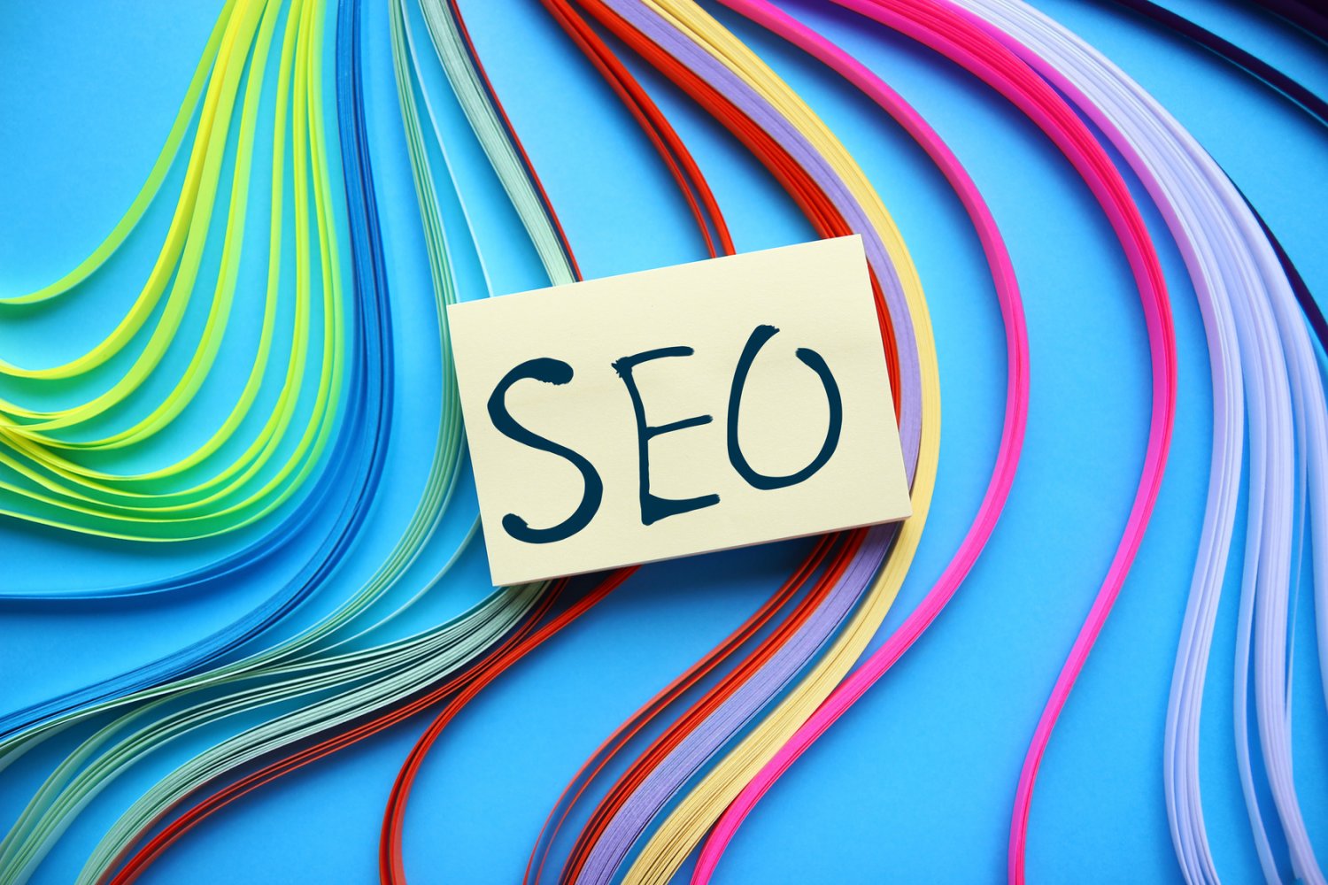 SEO to pozycjonowanie strony w wyszukiwarce. Dzięki temu zabiegowi osiąga wysoką pozycję w wyszukiwarce