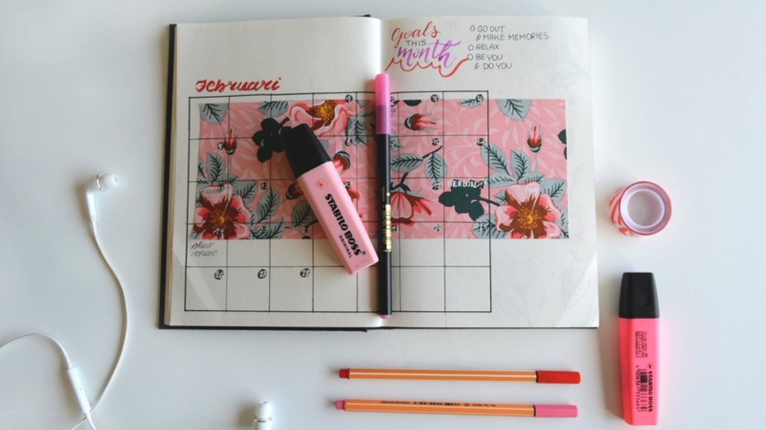 Do prowadzenia bullet journal wystarczy zeszyt i długopis, ale niektórzy nie wyobrażają sobie, by robić wpisy bez użycia flamastrów, zakreślaczy, kredek, a nawet farb.