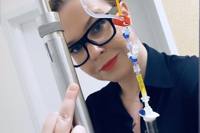 Karolina Hytrek–Prosiecka, była dziennikarka TVN, 2 lata temu dowiedziała się, że ma nowotwór. Tym zdjęciem odpowiedziała na wulgarny gest posłanki Joanny Lichockiej (PiS) w Sejmie.