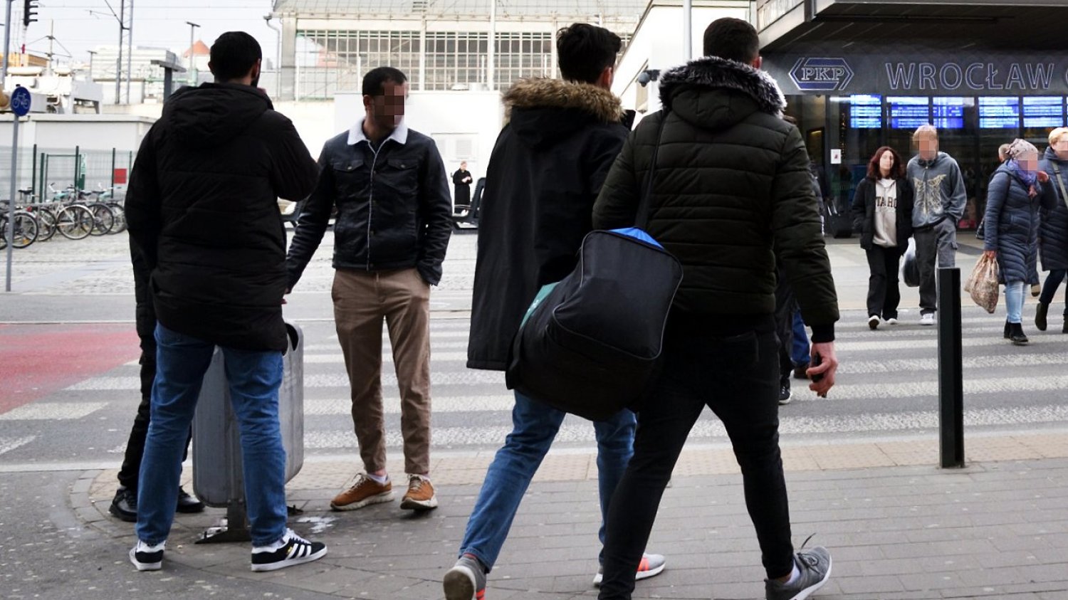 Nieprawidłowy przepływ imigrantów przez Polskę wstrząsa strefą Schengen. Niemcy oburzeni aferą wizową. Afera wizowa. Imigranci z Azji i Afryki w Polsce.