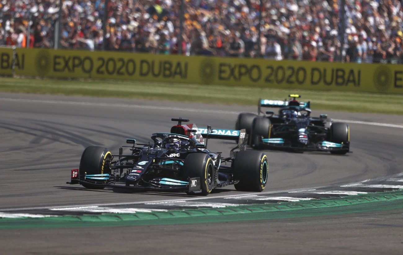 Lewis Hamilton po raz ósmy w karierze wygrał na torze Silverstone, tym razem staranował Maksa Verstappena
