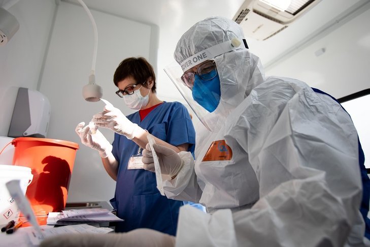 "The Lancet" opublikowało przełomowe wyniki badań naukowców z Hongkongu, którzy udowodnili, że za pomocą 3 leków można zwalczyć covid-19 w tydzień.