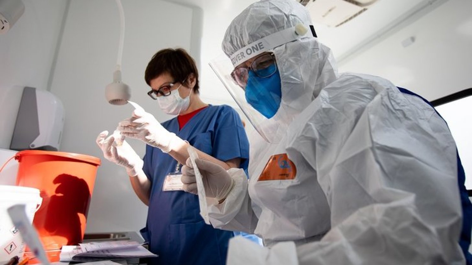 "The Lancet" opublikowało przełomowe wyniki badań naukowców z Hongkongu, którzy udowodnili, że za pomocą 3 leków można zwalczyć covid-19 w tydzień.
