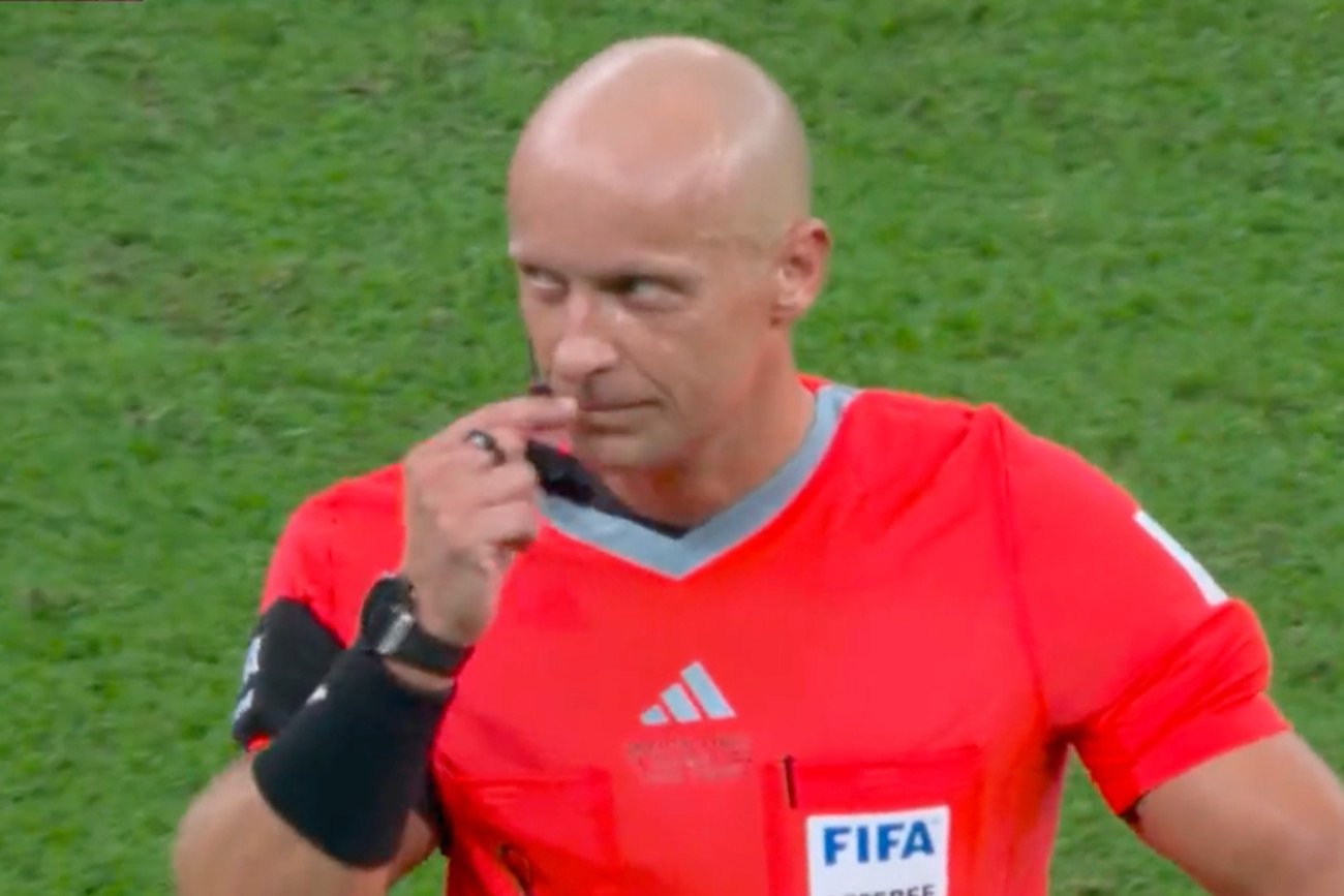 Szymon Marciniak znalazł się w centrum uwagi po finale mundialu w Katarze. Jeden z gestów Polaka stał się hitem.