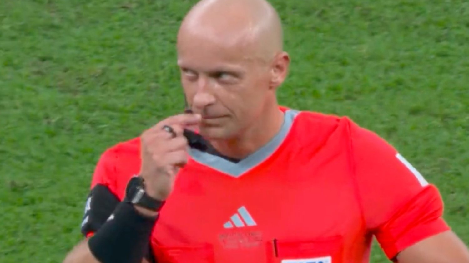 Szymon Marciniak znalazł się w centrum uwagi po finale mundialu w Katarze. Jeden z gestów Polaka stał się hitem.