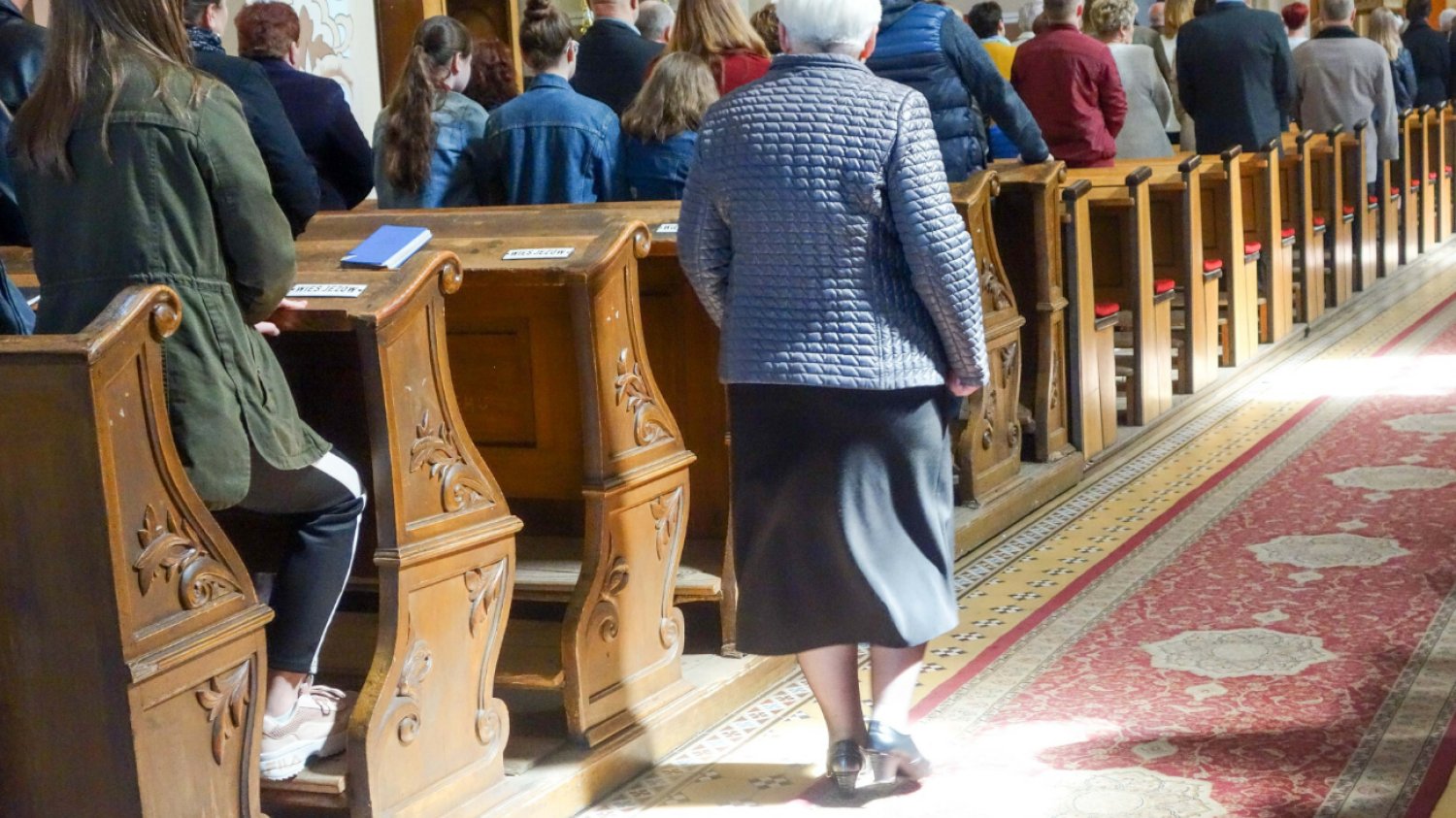 Spotkanie z kandydatami PiS w parafialnej kawiarence. Wymowna reakcja księdza.