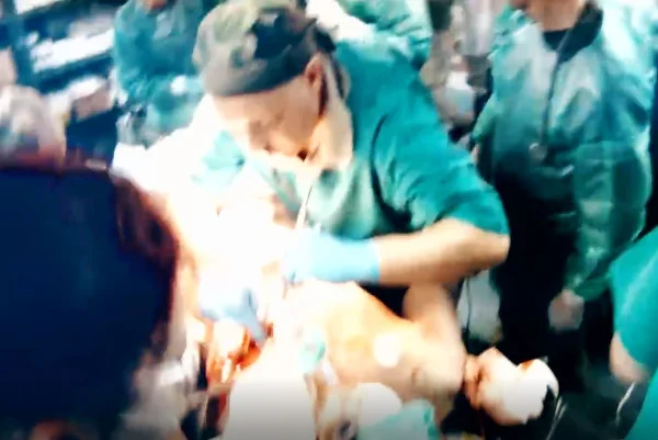 Operacja Jakuba Tynki w szpitalu w bazie Ghazni zarejestrowana przez Combat Camera.