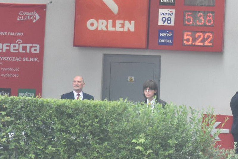 Antoni Macierewicz i jego młodziutki doradca - Edmund Janniger kryli się za żywopłotem w czasie odsłonięcia pomnika Lecha Kaczyńskiego w Szczecinie.