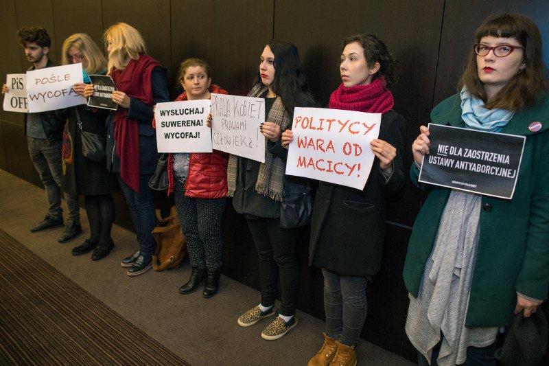 Policyjni tajniacy chronili posła PiS na konferencji. Powód? Protest kobiet przeciw partii w związku z próbą delegalizacji zabiegu przerywania ciężko i nieodwracalnie uszkodzonej ciąży.