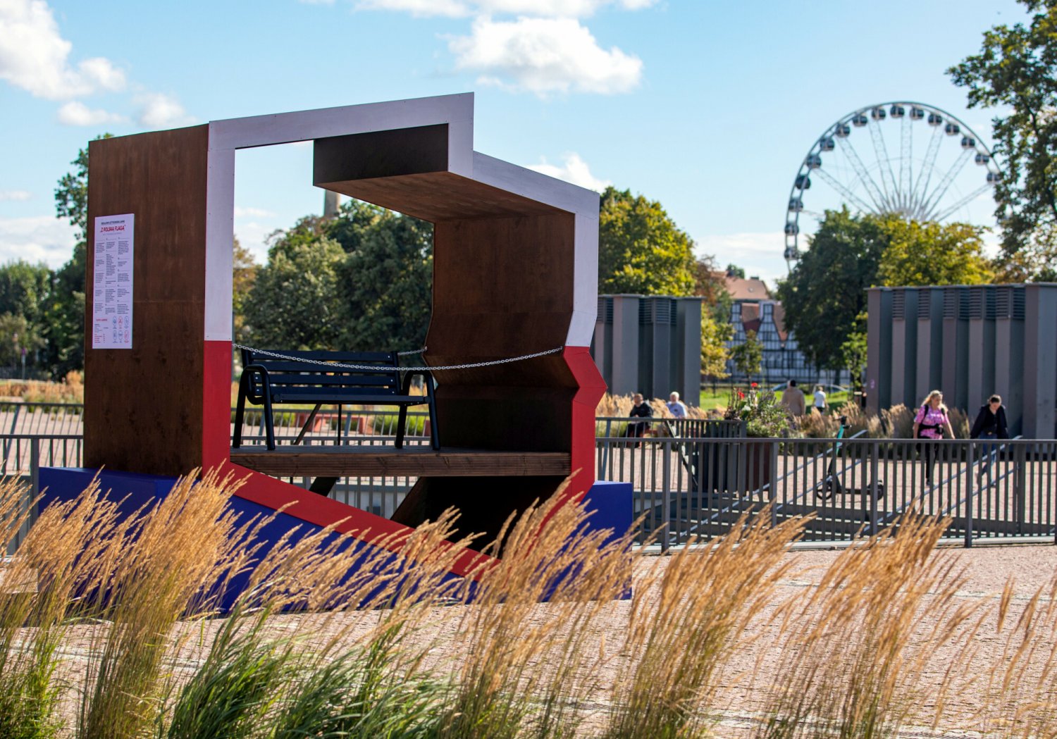 Patriotyczne ławki znikają z polskich miast.