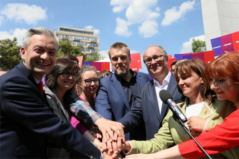 Politycy świętują zawiązanie bloku Lewicy.